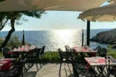 Déjeuner en terrasse (ou intérieur) avec Annie au restaurant Les Tamaris 