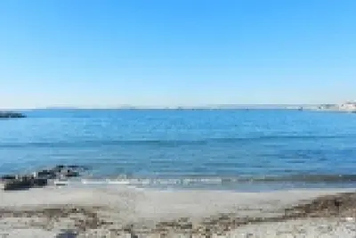 Marche aquatique entre adhérents sur la plage de la Pointe Rouge avec Mai 