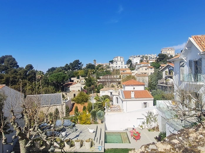 Balade par les escaliers et belvédères sur la mer, du Vallon de l'Oriol 