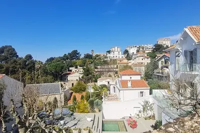 Balade par les escaliers et belvédères sur la mer, du Vallon de l'Oriol 