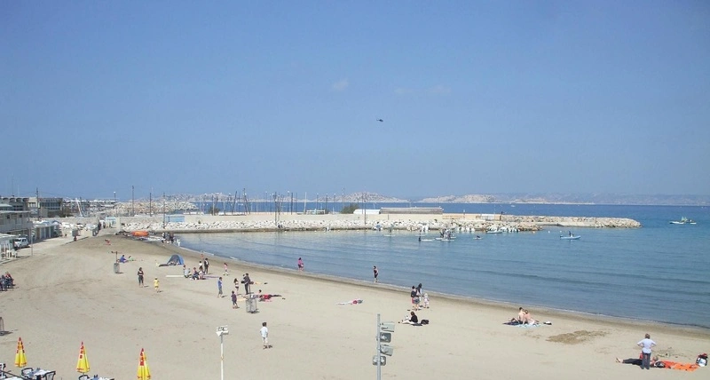 Marche aquatique entre adhérents sur la plage de la Pointe Rouge avec Mai 