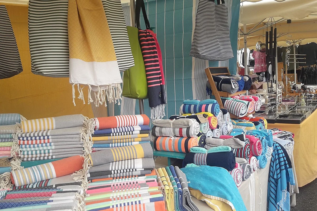 Marché traditionnel saisonnier