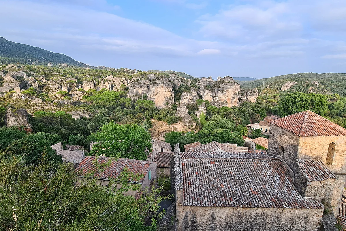 MOURÈZE : SES ROCHERS RUINIFORMES ET SON CHÂTEAU