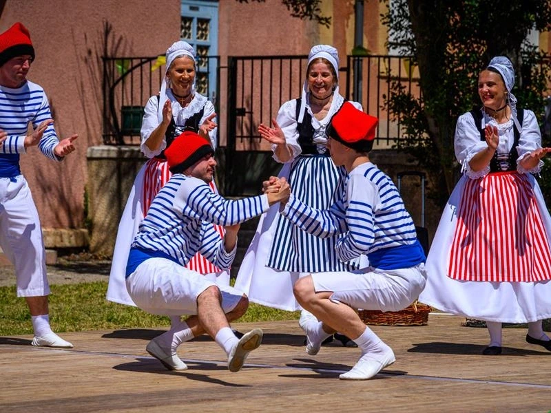Regards croisés: Alsace/Provence. Les Burgdeïfala invitent les Enfants d'Arausio