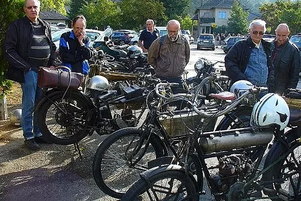 Rassemblement motos "ancêtres" à Saint-Salvadou