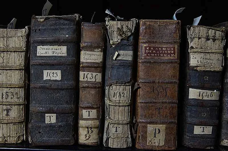 Dans les coulisses des livres anciens de la médiathèque