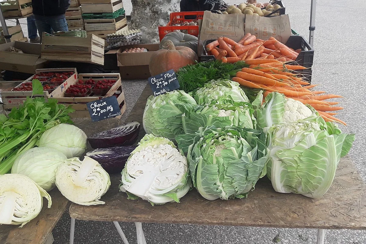 Marché traditionnel saisonnier