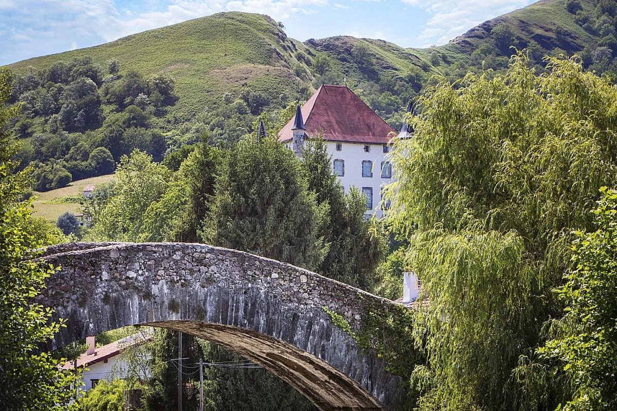 Visite du bourg de Baigorri en basque par l'animateur de Mehaka. Baigorriko bisita