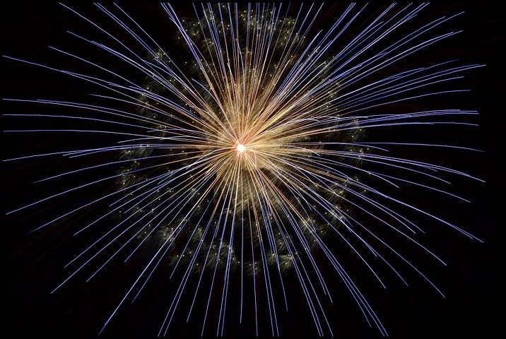 Bal et feux d'artifice à Levet