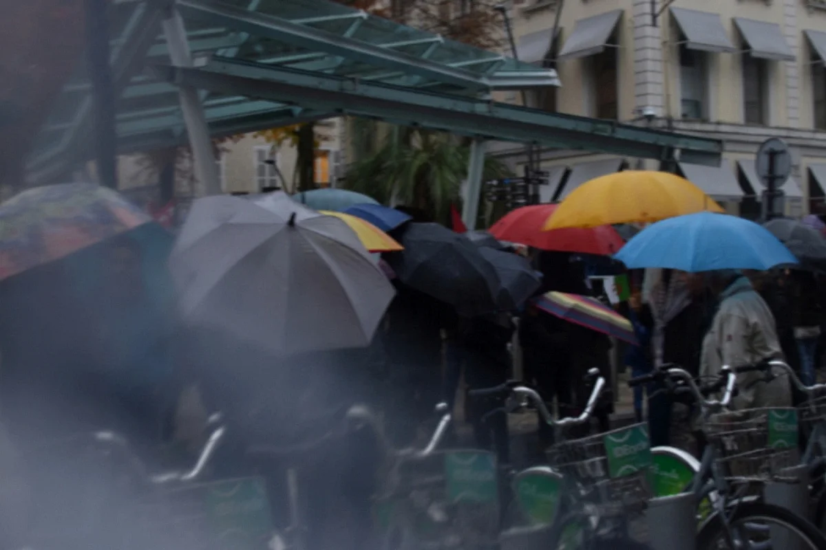 Une photographe fait le trottoir