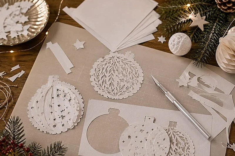 Atelier de Noël : Boule de Noël 3D en papier découpé – Niveau Intermédiaire (Adulte)