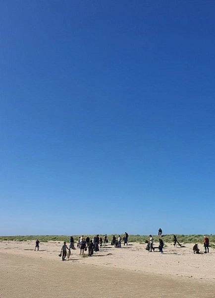 Ramassage des déchets sur le littoral de la Réserve de Beauguillot