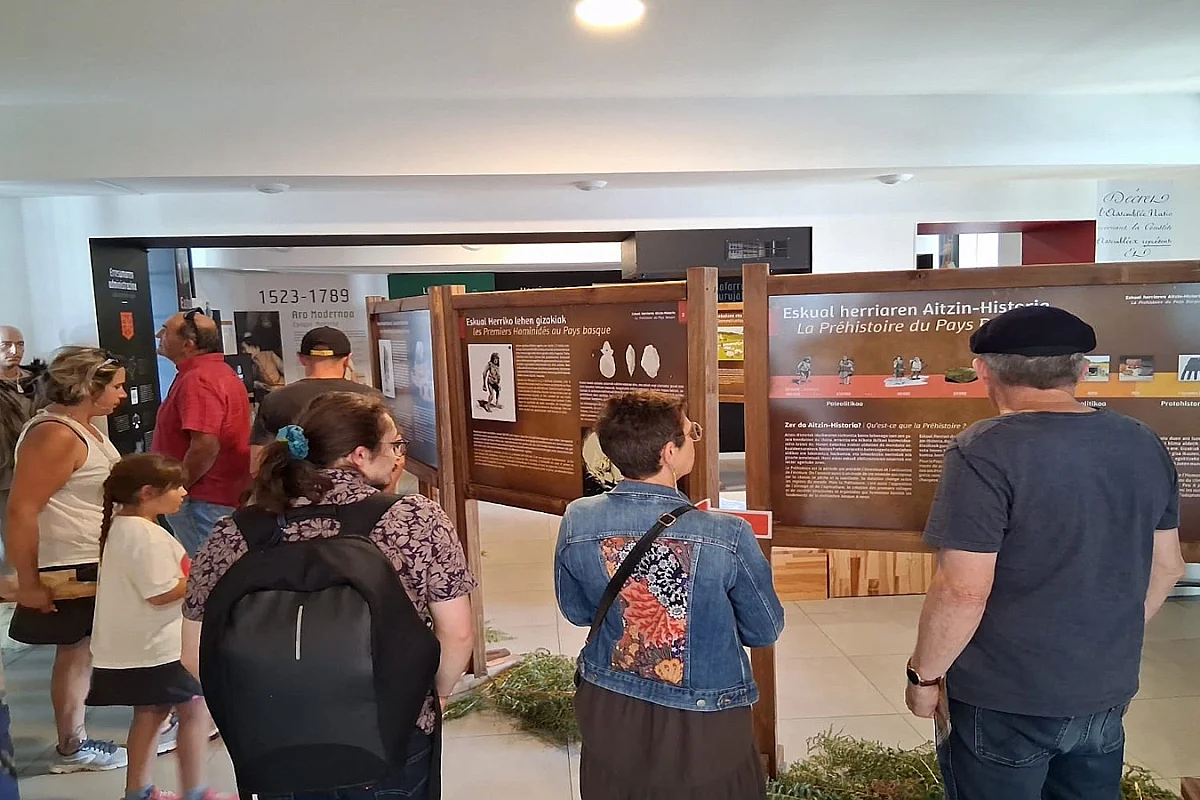 Visite du centre d'interprétation Mehaka sur la Basse Navarre en basque. Mehakaren bisita