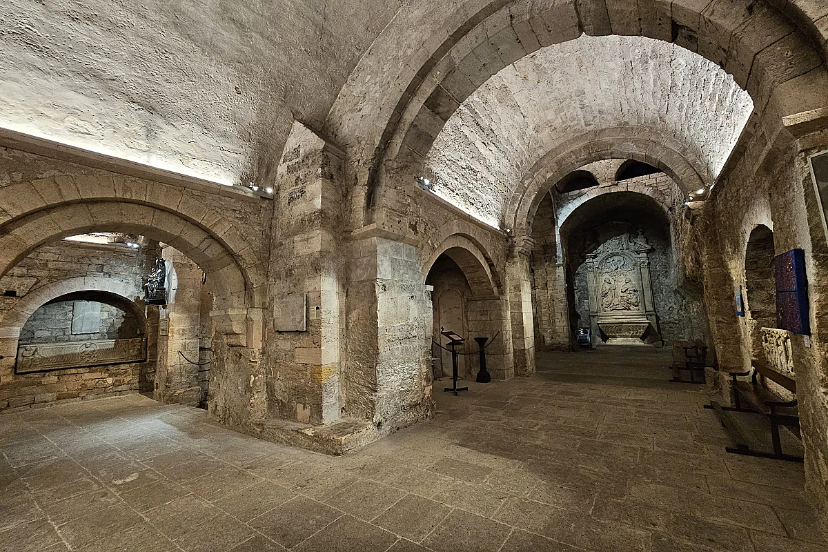 "La crypte révélée, architecture et alchimie"