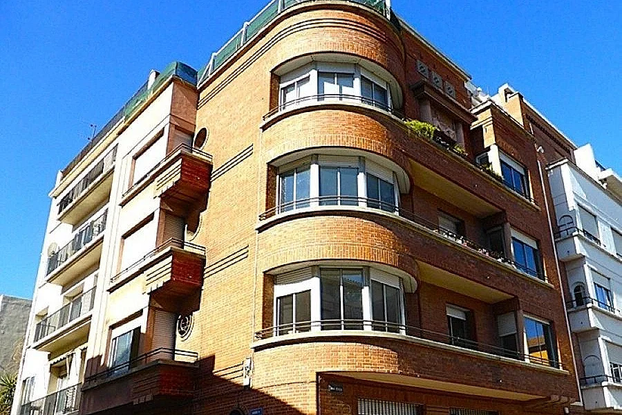 HISTOIRE BÂTIE BRIQUE À BRIQUE