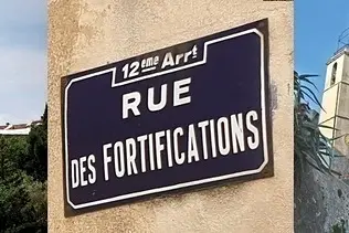 Balade avec Blanche à Saint-Julien, ancien village fortifié avec vestiges 