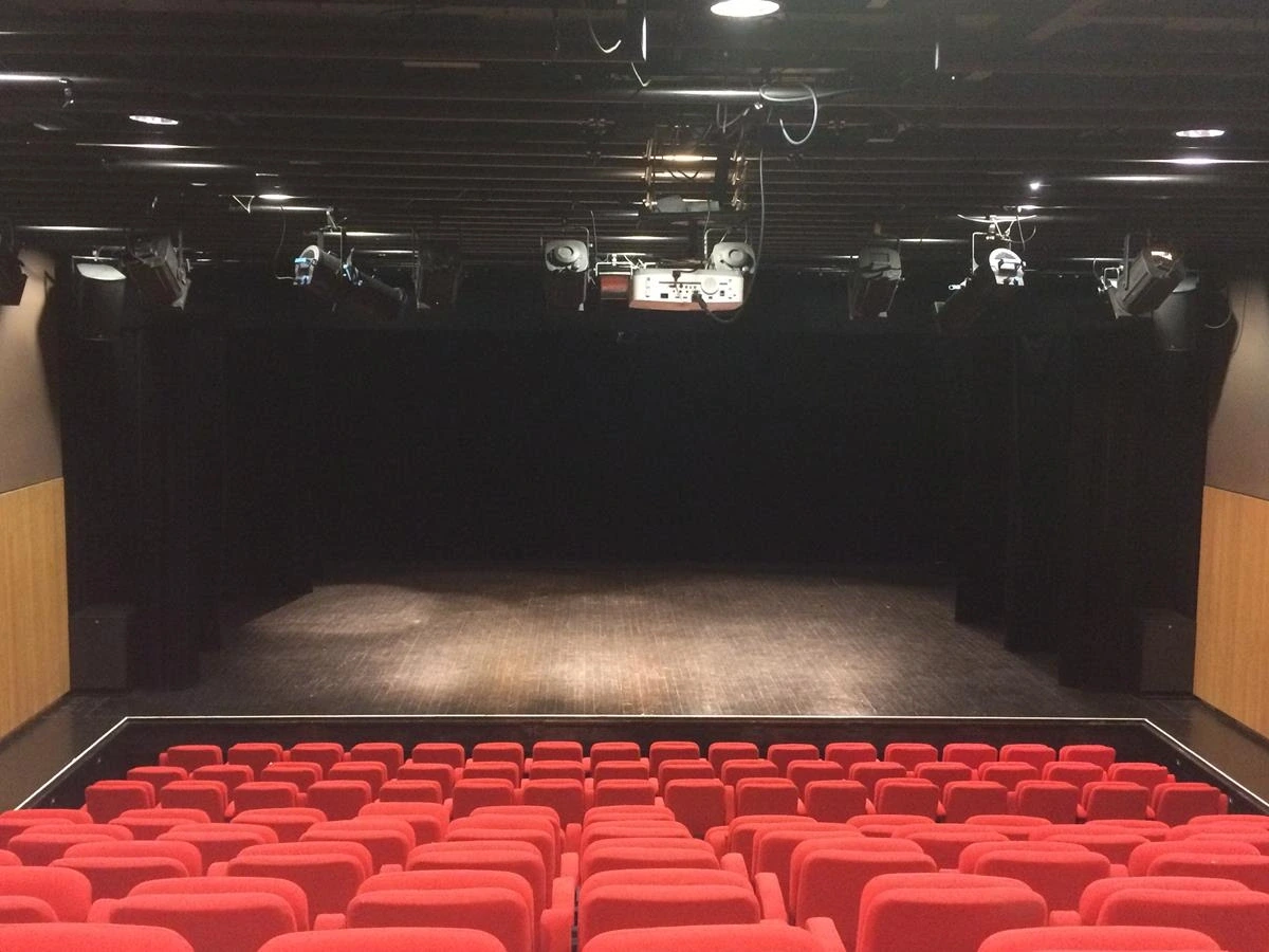 Spectacle Virevoltés d'automne : Cie Joe Sature et ses joyeux osselets à la Halle à Vire Normandie