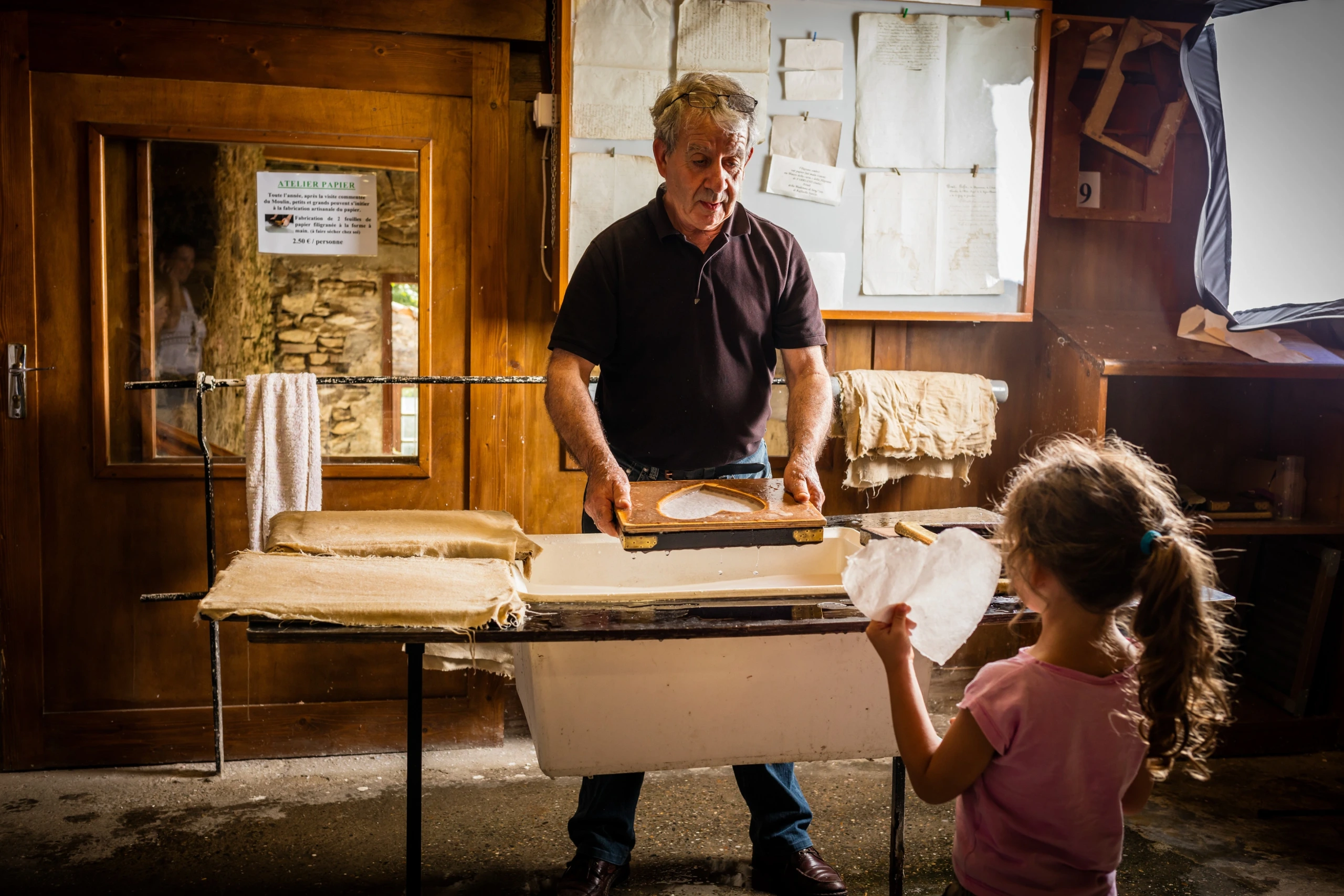 EN COULISSE, VISITE DÉCOUVERTE DE LA FABRICATION ARTISANALE DU PAPIER