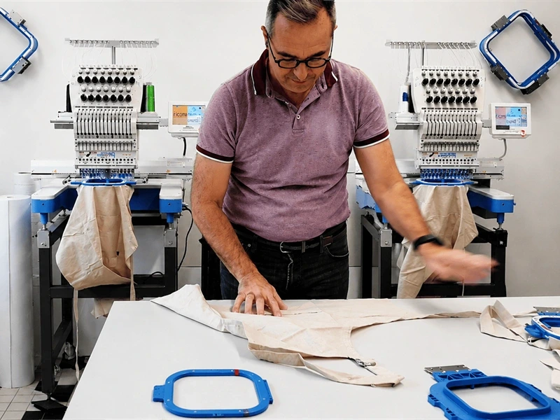 Visite d'un atelier de broderie et de personnalisation textile