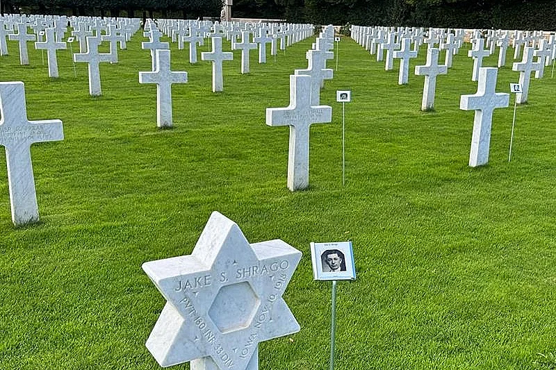Appel à volontaires au cimetière américain – Installation de l'exposition