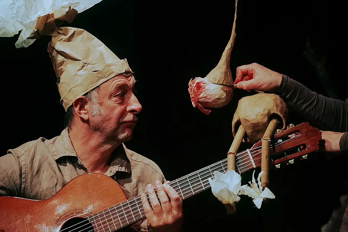 CARTON UN SPECTACLE CABANE POUR LES PETITS