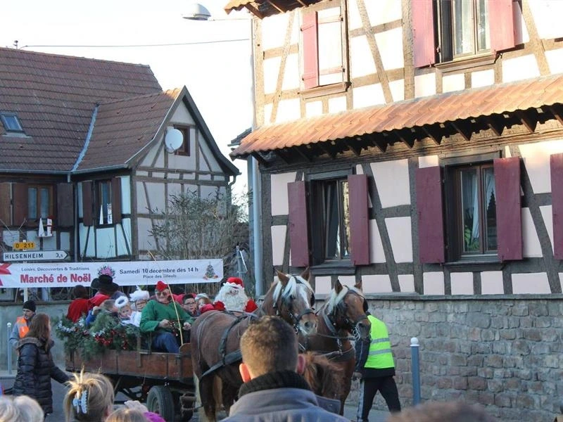 Arrivée du Père Noël en barque et marché de Noël