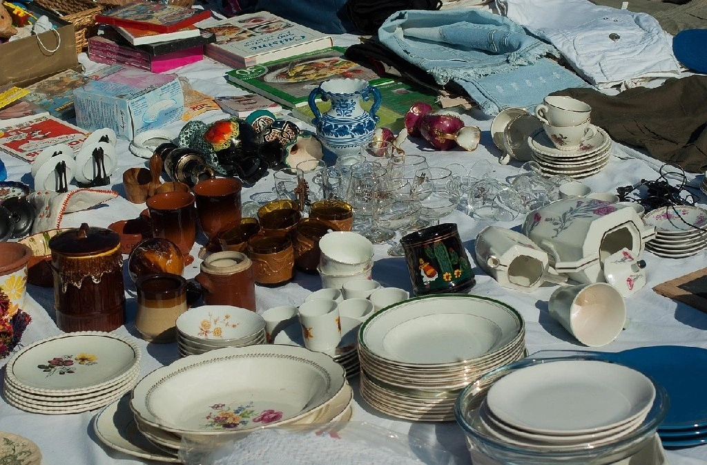 Vide grenier au bord de l'eau