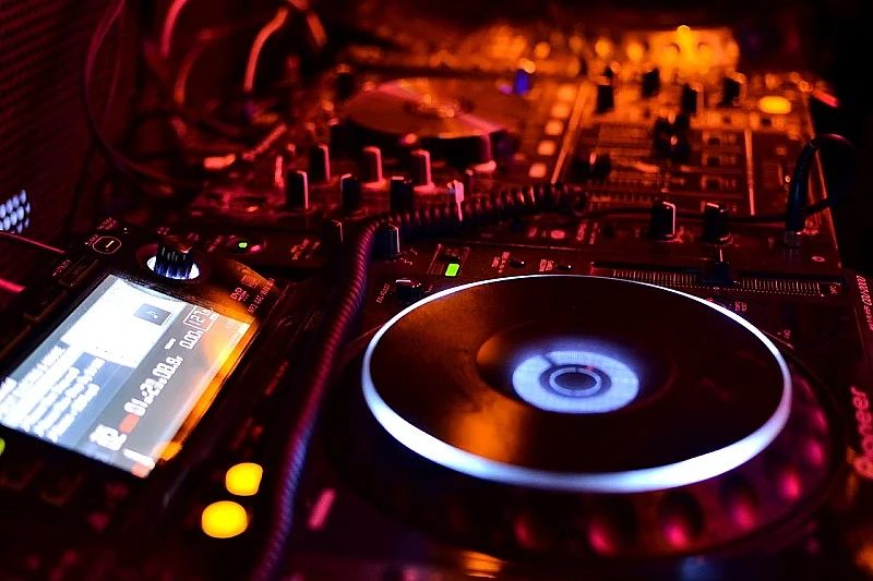 RAMENE TES VINYLES