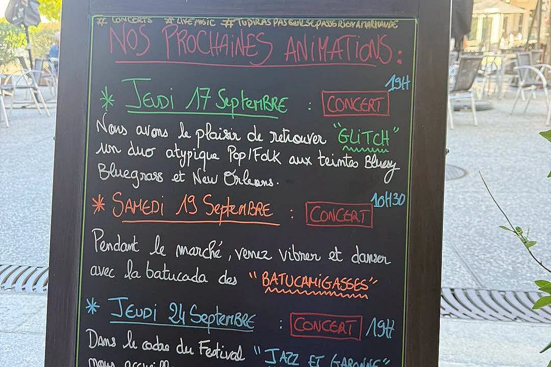 La Batucada "Batucamigasses" au Café Le Commerce Chez les Filles