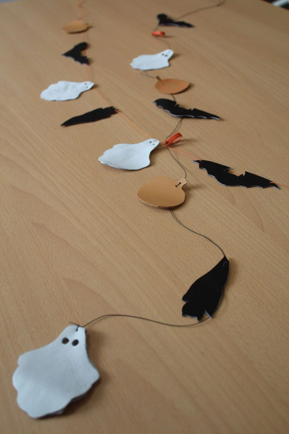Atelier fabrication d'une guirlande d'halloween en cuir