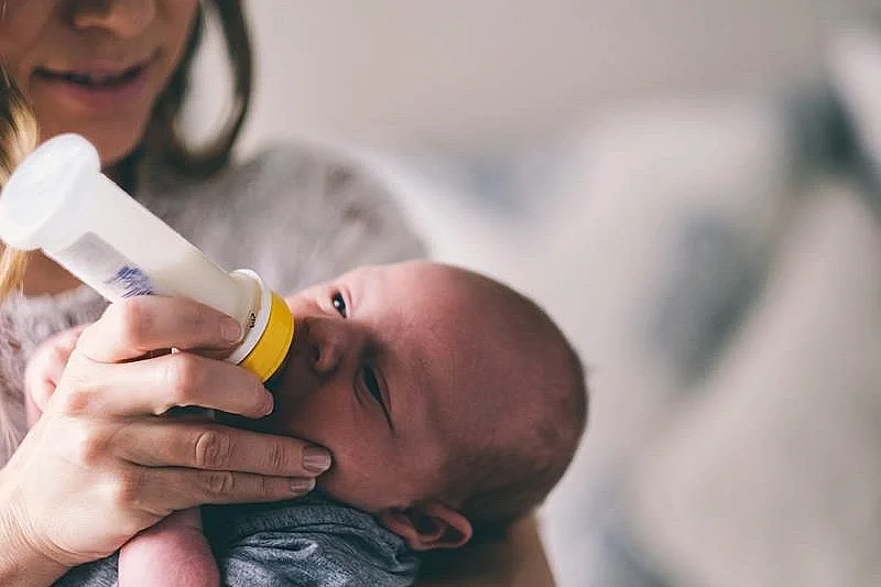 Nourrir son bébé de lait et d’histoires