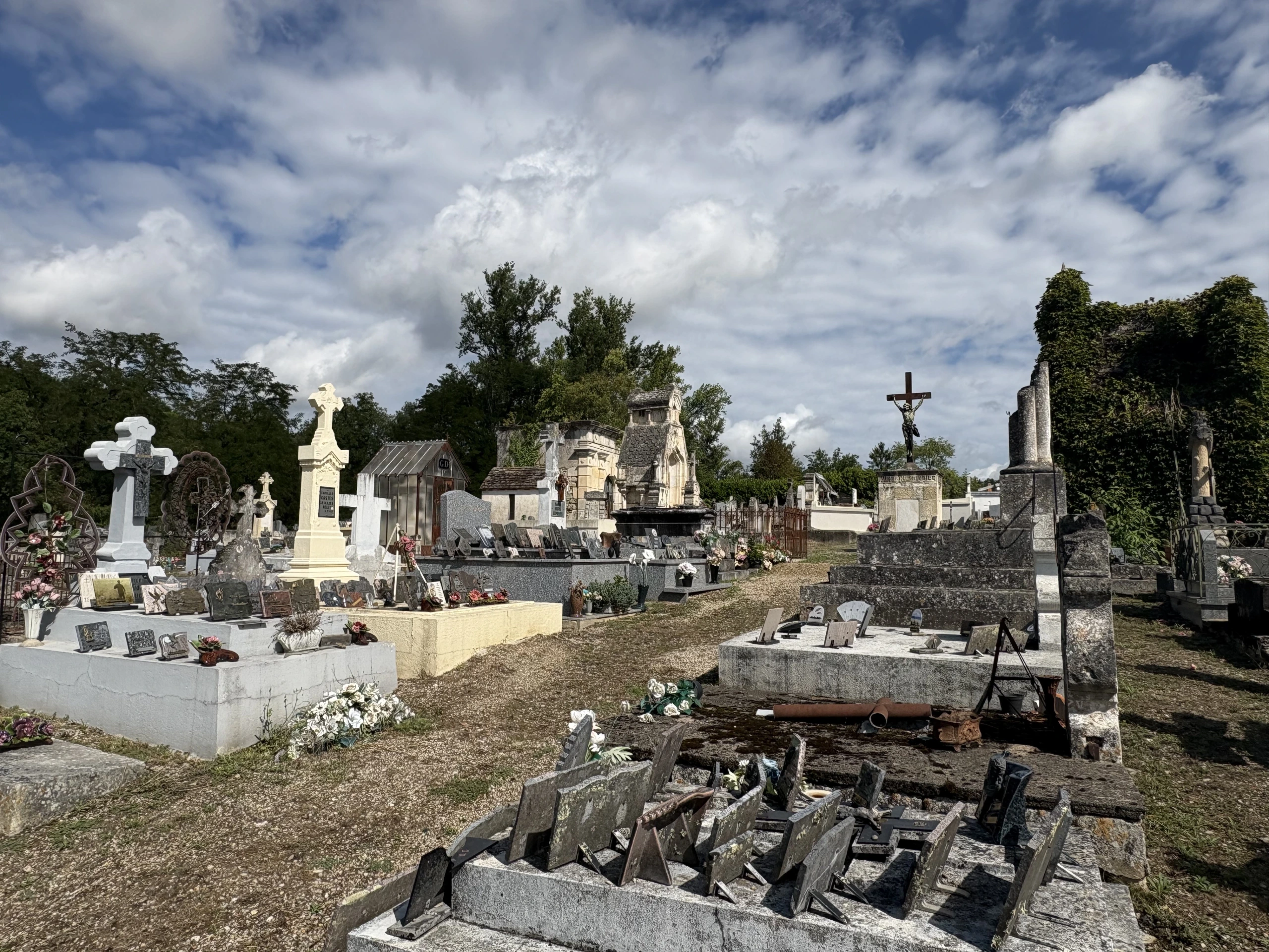 Visite : L'ancien cimetière de Casseneuil