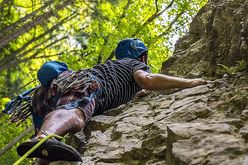 Escalade à la Base Sports Loisirs Vézère