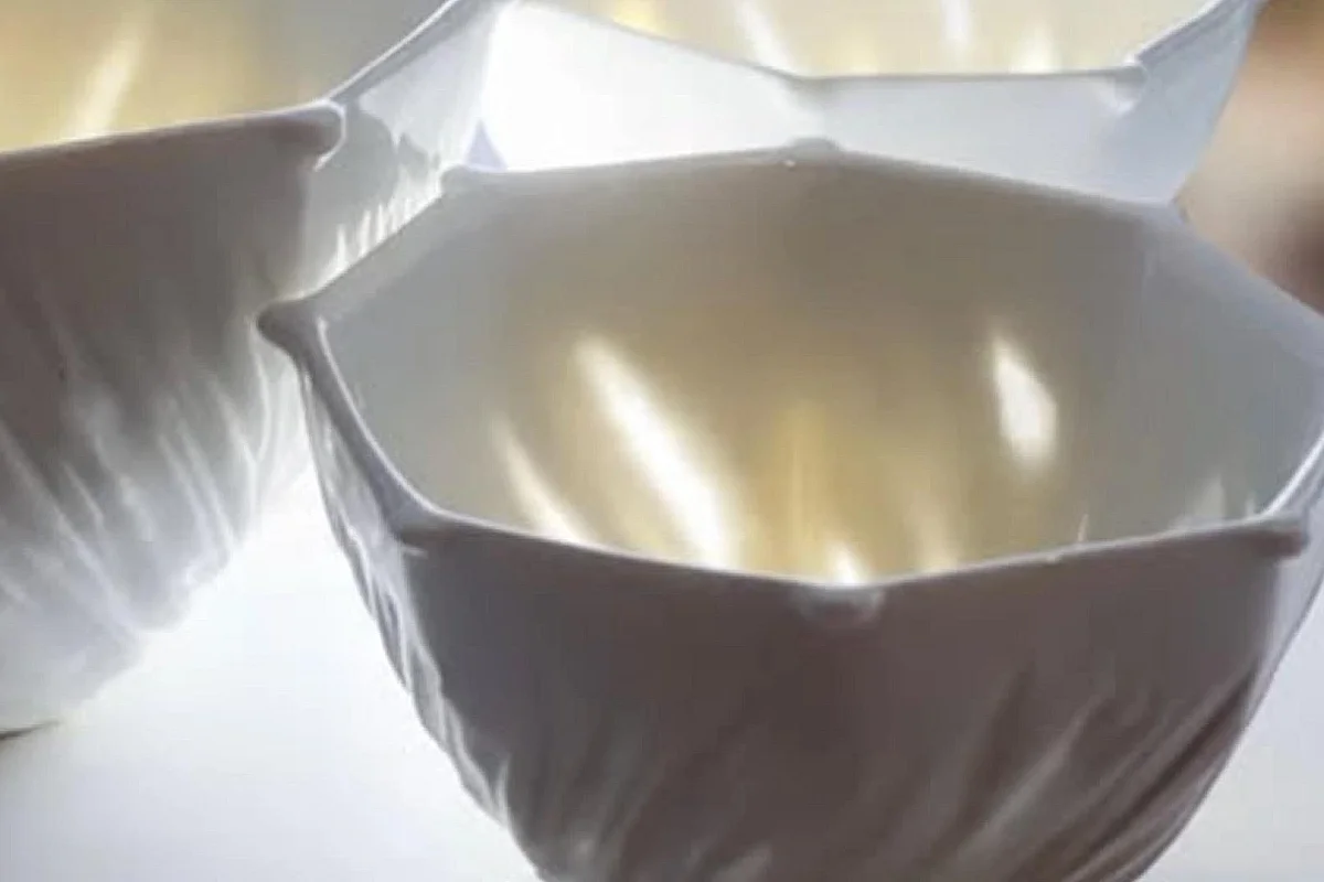 Exposition d'artisanat local : les porcelaines de Serena Ilari