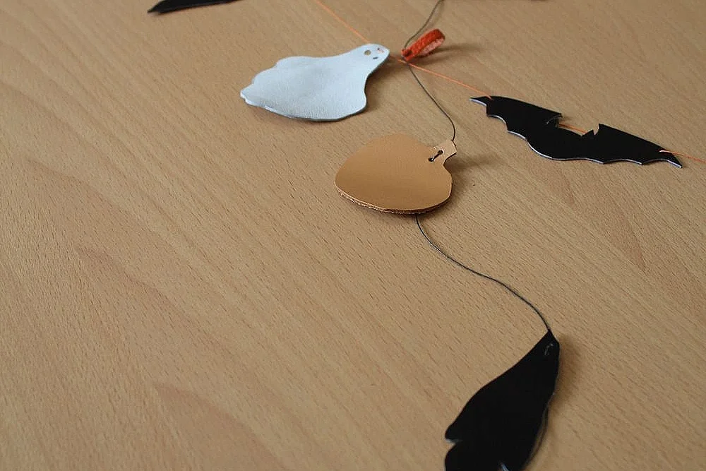 Atelier fabrication d'une guirlande d'halloween en cuir