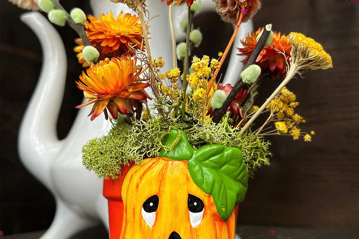 Ateliers enfants spécial Halloween chez Mendi - Composition en fleurs séchées