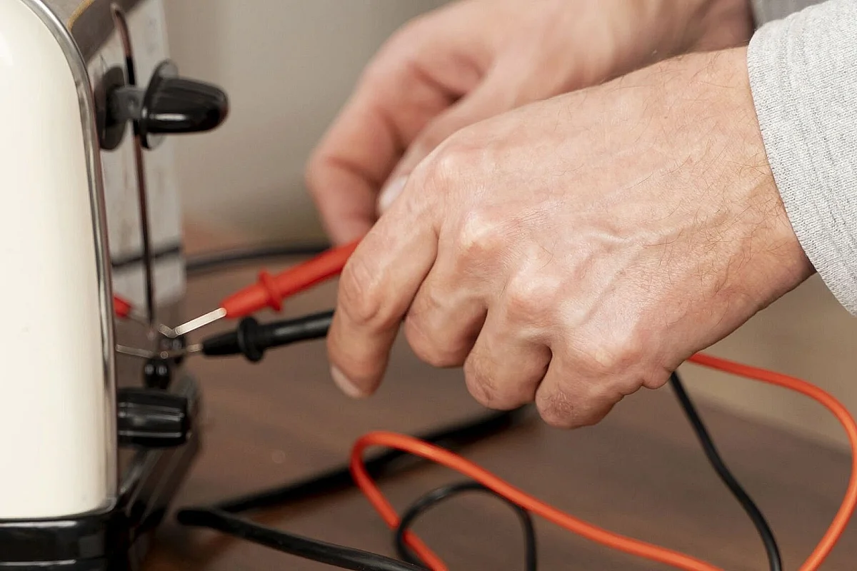 Seconde vie : Atelier de réparation électrique/électronique