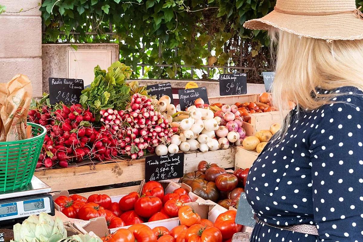 Marché aux produits de bouche et créateurs