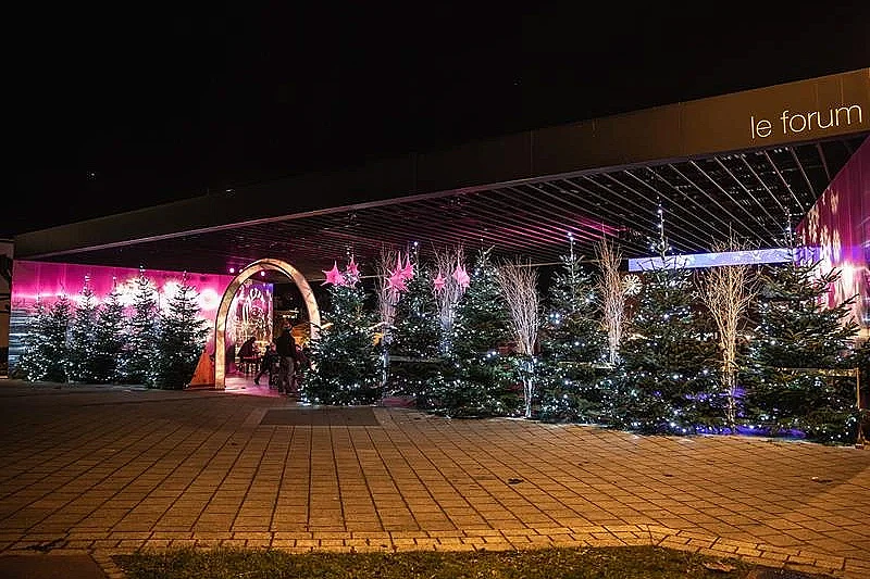 Illumination de la ville au cœur du marché