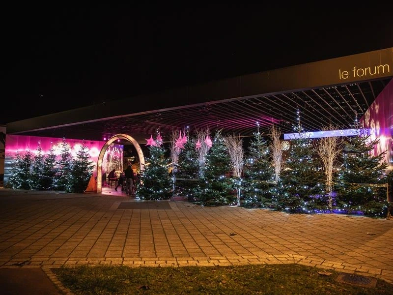 Illumination de la ville au cœur du marché