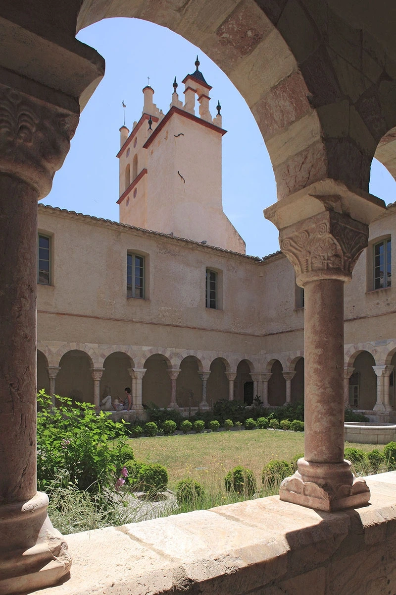 VISITE DE L'ABBAYE DE SAINT-GENIS-DES-FONTAINES