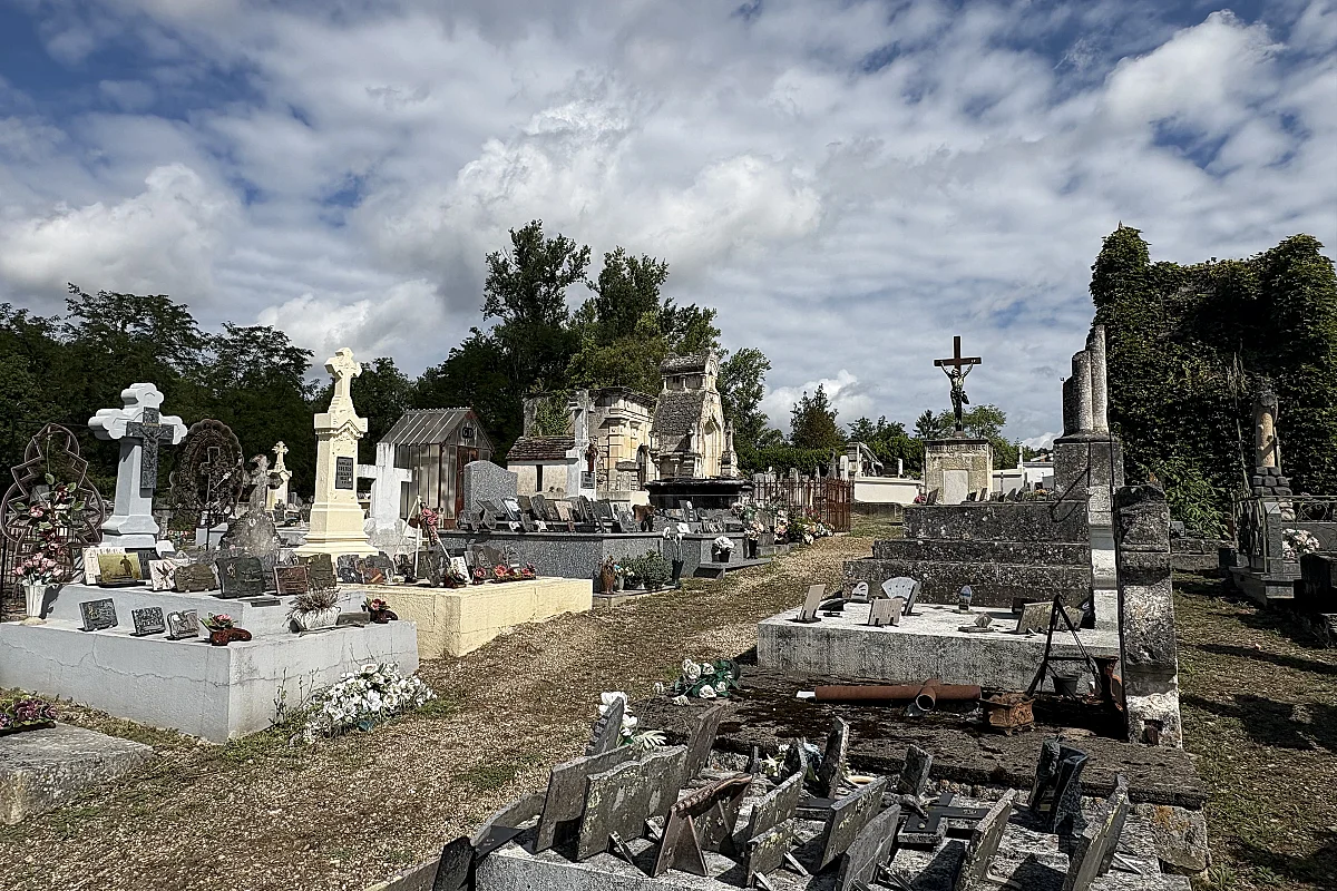 Visite : L'ancien cimetière de Casseneuil