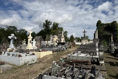 Visite : L'ancien cimetière de Casseneuil