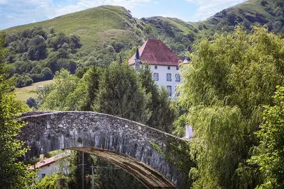 Visite du bourg de Baigorri en basque par l'animateur de Mehaka. Baigorriko bisita