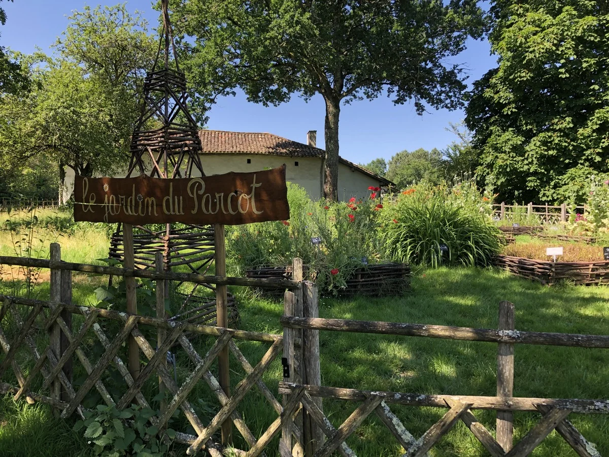 Chantier participatif : jardinage et plantation du jardin pédagogique
